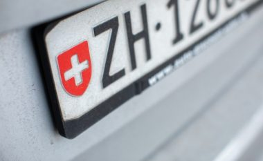 Zvicra vë në përdorim targat me ngjyrë të kuqe, mësohet se për kë janë të dedikuara