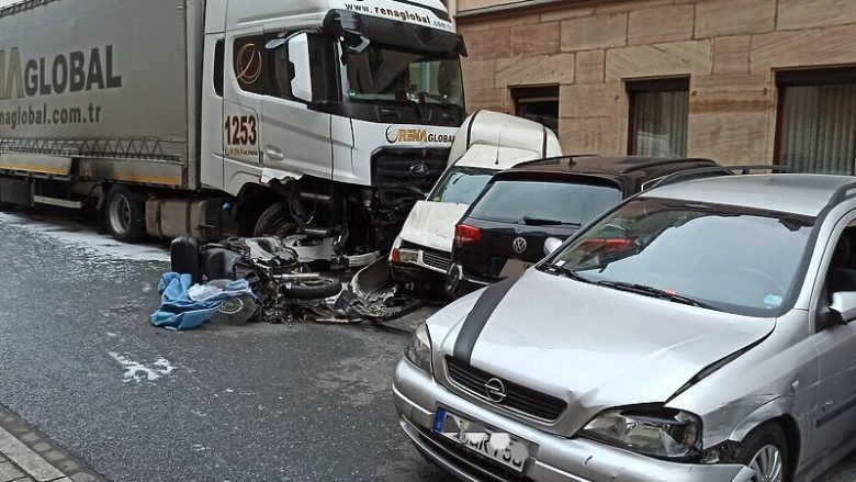 Shoferi i dehur i kamionit godet 34 vetura të parkuara në Gjermani, nga zjarri që shpërtheu u përfshi edhe një ndërtesë