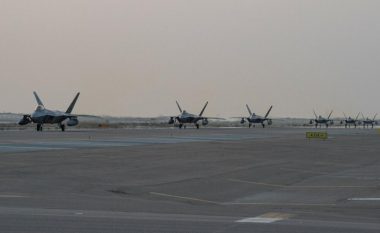 Aeroplanët luftarakë amerikanë arrijnë në Abu Dhabi, F-22 dërgohen në Emiratet e Bashkuara si kundërpërgjigje ndaj sulmeve të Houthi