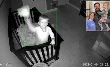 I lodhur nga vëzhgimi i vazhdueshëm, 2-vjeçari godet me top kamerën e instaluar në dhomë – pamjet bëhen virale