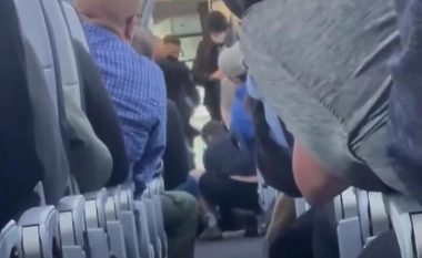 Tentoi të hap derën e aeroplanit gjatë fluturimit, stjuardesa amerikane godet në kokë pasagjerin me bokall të kafesë