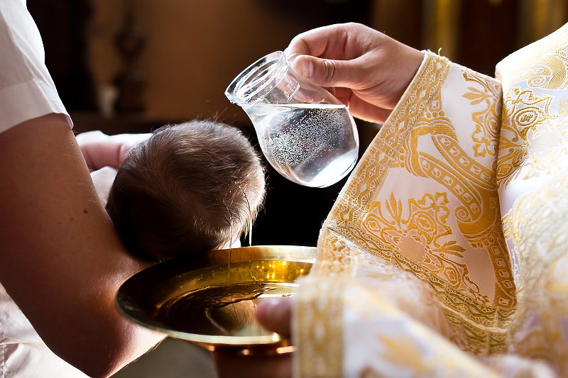 Për shkak të fjalës që gabimisht e përdori gjatë pagëzimit të fëmijëve, prifti amerikan jep dorëheqje