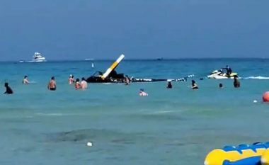 Rrëzohet helikopteri në plazhin plotë me pushues në Miami, publikohen pamjet