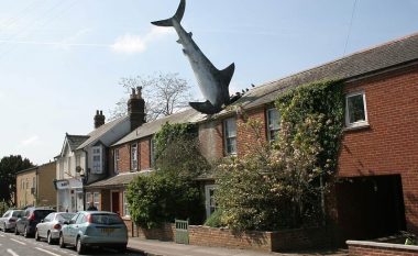 Shtëpia në Oksford me peshkaqen në kulm, rrëfimi i pazakontë i statujës që u “ndërtua” si shenjë proteste ndaj autoriteteve lokale