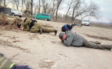 Momenti kur ministri i Brendshëm i Ukrainës shtrihet për tokë, për t’i shpëtuar predhës së forcave pro-ruse