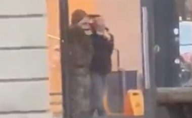 Pengmarrje në një dyqan të Apple në Amsterdam, sulmuesi shihet me revole në dorë