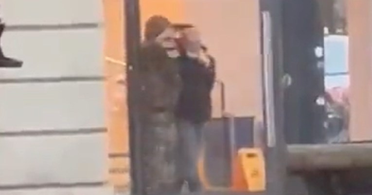 Pengmarrje në një dyqan të Apple në Amsterdam, sulmuesi shihet me revole në dorë
