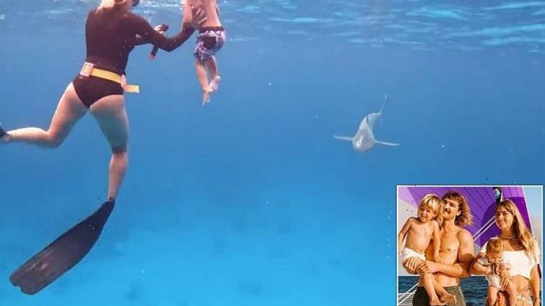 Çifti australian fusin të birin dyvjeçar në ujëra të thella që të lahet me peshkaqenë – hasin në kritika të ashpra