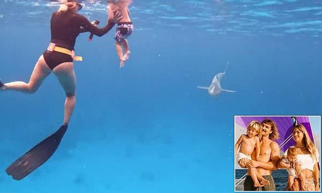 Çifti australian fusin të birin dyvjeçar në ujëra të thella që të lahet me peshkaqenë – hasin në kritika të ashpra