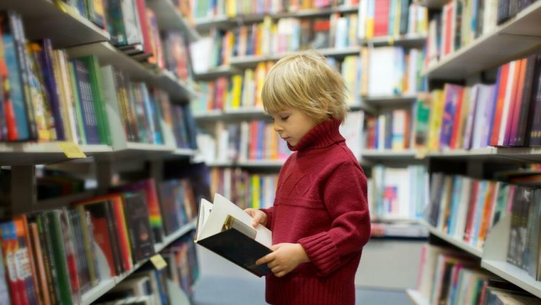 Biblioteka e Idahos me listë të gjatë të personave që presin për të lexuar librin e 8-vjeçarit, që e kishte fshehur në dollap