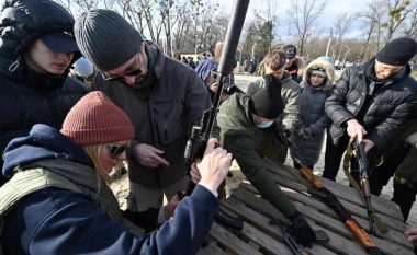 Britanikët thonë se duan të shkojnë në Ukrainë për të luftuar kundër rusëve – janë të gatshëm të vdesin