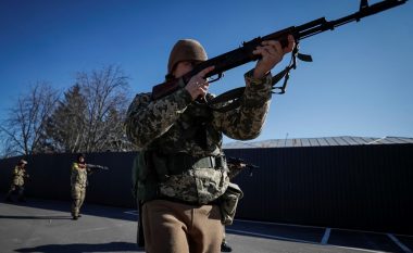 Rekrutët trajnohen nga anëtarët e mbrojtjes territoriale të Ukrainës