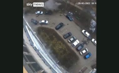 Momenti kur bien bombat pranë ndërtesave kolektive në Kharkiv