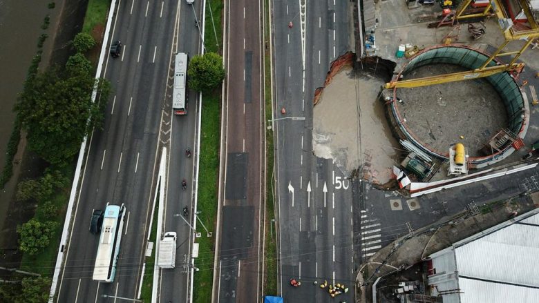 Gjatë ndërtimit të metrosë, makineria për hapjen e tuneleve dëmtoi gypin – në qytetin brazilian hapet “krateri” në mes të rrugës