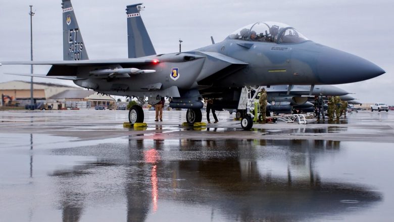 Aeroplani i ri luftarak i ushtrisë amerikane F-15 EX Eagle II shkrep raketën e parë