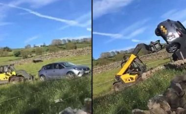 Lëre që e parkuan veturën në pronë private, por edhe sulmuan pronarin e saj – anglezi ua shkatërron mjetin me traktor