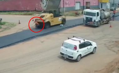 Nuk e dëgjoi rulin që po i afrohej nga pas, braziliani shtypet për vdekje – kamerat e sigurisë filmuan gjithçka