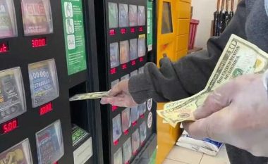 Gruaja e dërgoi për të blerë pulë, amerikani u kthye edhe me tiketë lotarie – fitoi 100 mijë dollarë