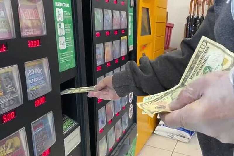 Gruaja e dërgoi për të blerë pulë, amerikani u kthye edhe me tiketë lotarie – fitoi 100 mijë dollarë
