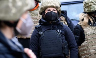 Ministrja e Jashtme e Gjermanisë me helmetë në kokë, viziton linjën e kontaktit në juglindje të Ukrainës