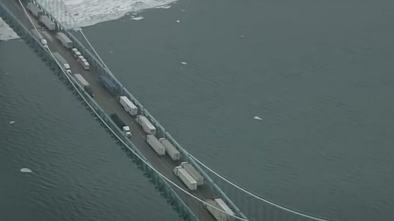 Shoferët e kamionëve krijojnë kaos në urën mes SHBA-së dhe Kanadasë – kolona të gjata dhe pritje disa orëshe