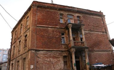 Historianët e Mitrovicës mbështesin restaurimin e shtëpisë së Xhafer Devës, thonë se ky objekt nuk është nazist, e as fashist