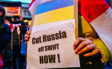Diplomacia ukrainase po funksionon - Qipro nuk do të del kundër propozimit të bllokimit të SWIFT-it për Rusinë