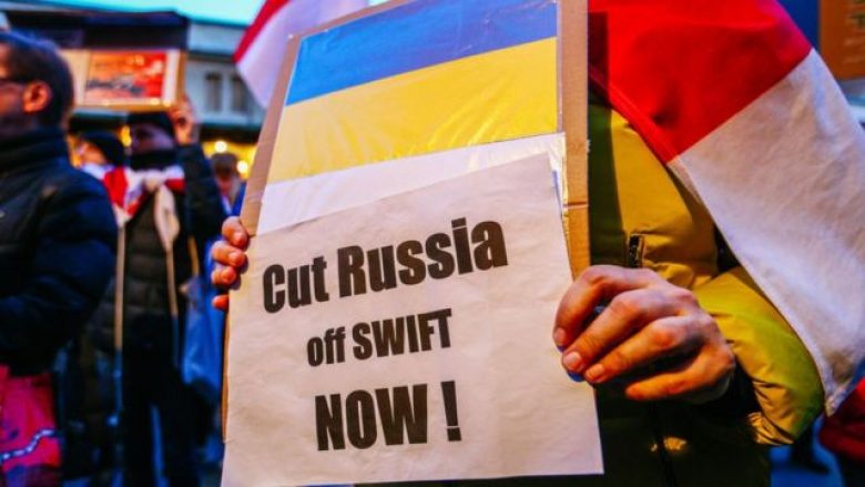 Diplomacia ukrainase po funksionon – Qipro nuk do të del kundër propozimit të bllokimit të SWIFT-it për Rusinë