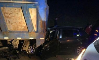 Aksident mes kamionit e veturës në Prizren, një i lënduar