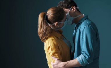 Autoritet tajlandeze këshillojnë çiftet: Bartni maska gjatë marrëdhënie intime, për të shmangur infektimin me COVID-19