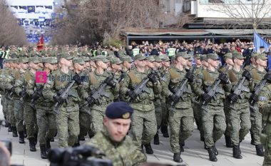 Parakalimi i ushtarëve dhe policëve përmes fotografive
