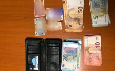 Gjeti portofolin me mbi 1 mijë euro në të, qytetari nga Ferizaj e dorëzon atë polici