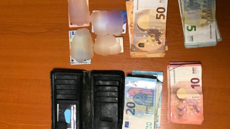 Gjeti portofolin me mbi 1 mijë euro në të, qytetari nga Ferizaj e dorëzon atë polici