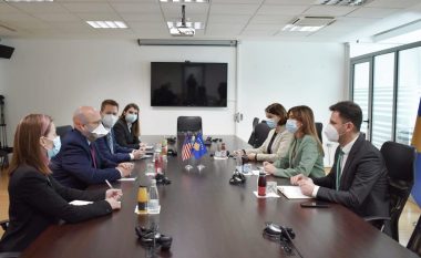 Haxhiu takoi ambasadorin amerikan Hovenier, diskutuan për thellim të bashkëpunimit