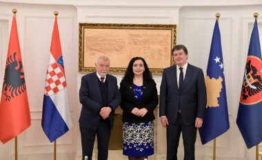 Osmani publikon fotografi me ish presidentët Mesiq dhe Topi, i quan miq të mëdhenj të Kosovës