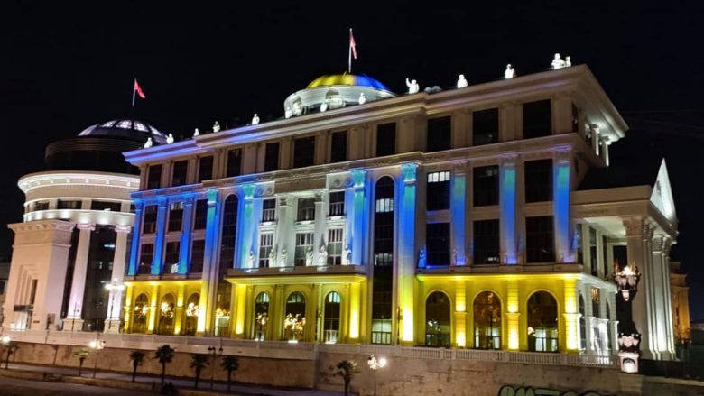 MPJ e Maqedonisë vendos ngjyrat e flamurit ukrainas në shenjë solidariteti me Ukrainën dhe popullin ukrainas