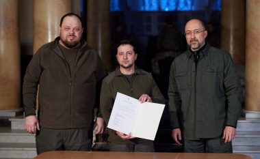 Zelensky nënshkruan dokumentin me të cilin aplikon për anëtarësimin e Ukrainës në Bashkimin Evropian