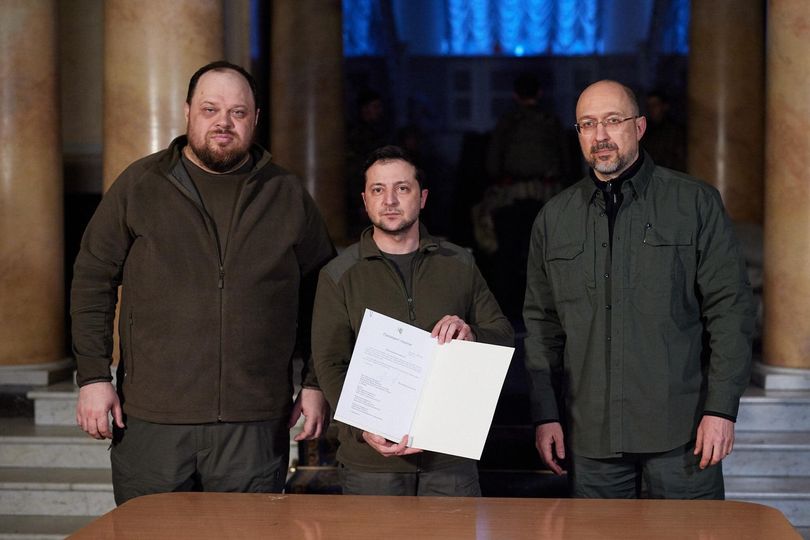 Zelensky nënshkruan dokumentin me të cilin aplikon për anëtarësimin e Ukrainës në Bashkimin Evropian