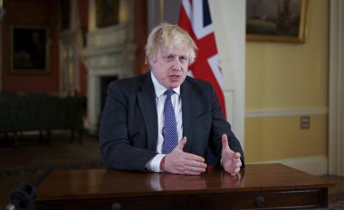 Kryeministri britanik zbulon sanksionet ndaj pesë bankave ruse dhe tre ‘miqve të Putinit’ – në ‘breshërinë e parë’ pas vendimit të fundit të Kremlinit