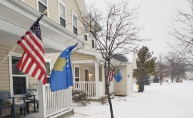 Në Kansas të Amerikës vendosen flamuj të Kosovës për nderë të Pavarësisë – “po i respektojmë fqinjtë shqiptarë në lagje”