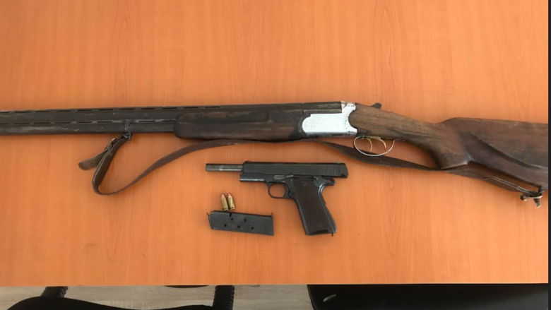 Policia arreston katër persona në Klinë dhe sekuestron gjashtë armë