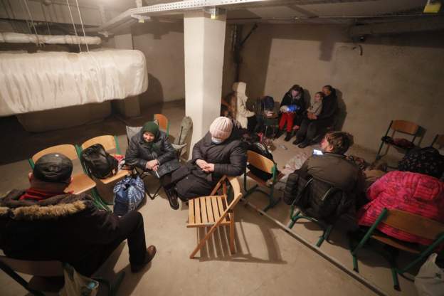 Ukrainasit e kaluan natën duke u strehuar në stacionet e metrosë nëntokësore