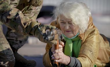 Gjyshja 79-vjeçe trajnohet nga njësia speciale, po bëhet gati ta mbrojë Ukrainën nga Rusia