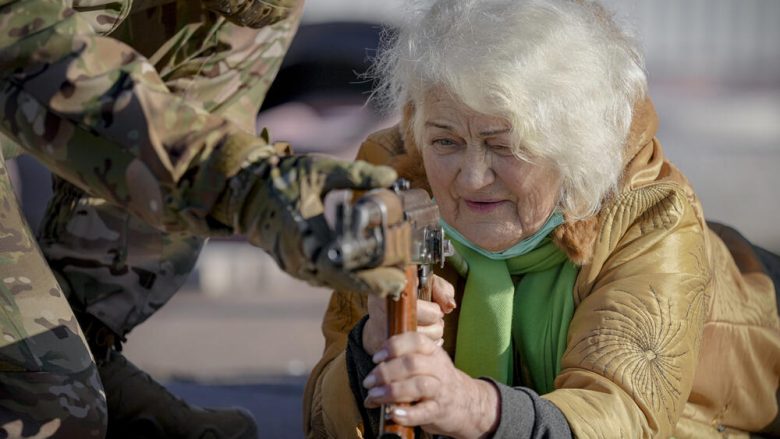 Gjyshja 79-vjeçe trajnohet nga njësia speciale, po bëhet gati ta mbrojë Ukrainën nga Rusia