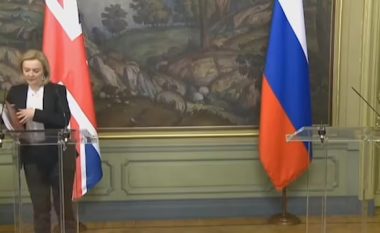 Lavrov la vetëm në podium Sekretaren e Jashtme britanike pas përplasjeve mbi Ukrainën, në takimin që thuhet se ishte i tensionuar në Moskë