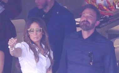 Jennifer Lopez dhe Ben Affleck shfaqen të lumtur përkrah njëri-tjetrit në ‘Super Bowl’, pasi ajo zbuloi dhuratën e hershem të partneri të saj për Shën Valentin