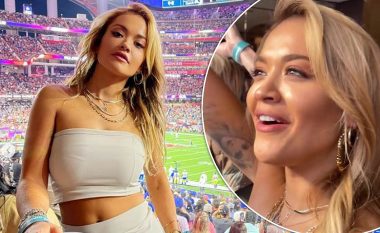 Rita Ora duket e mahnitshme gjatë finales së ‘Super Bowl’ teksa shihet e shoqëruar nga i dashuri i saj, Taika Waititi