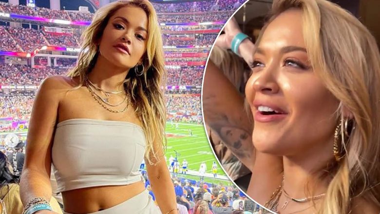 Rita Ora duket e mahnitshme gjatë finales së ‘Super Bowl’ teksa shihet e shoqëruar nga i dashuri i saj, Taika Waititi