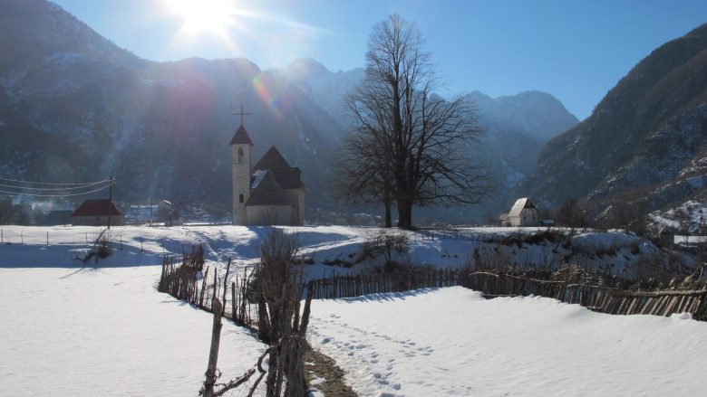 Thethi, fshati në zemër të alpeve shqiptare – tashmë mund të vizitohet edhe në dimër