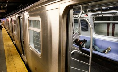 New Yorku do të dëbojë të pastrehët nga metroja